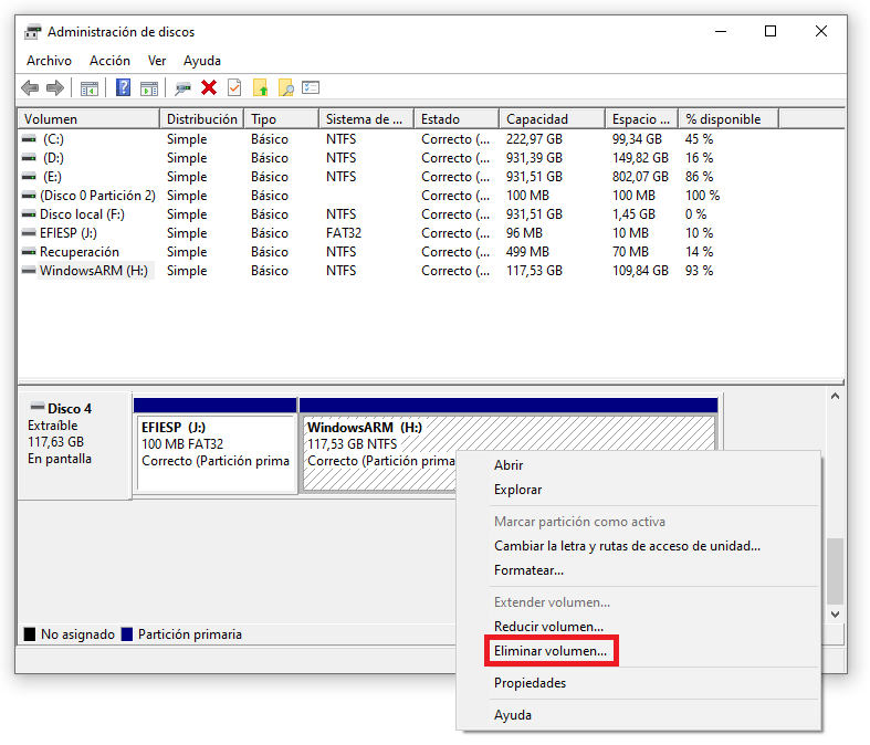 Administración de discos de Windows 10 mostrando el menú contextual para eliminar volumenes
