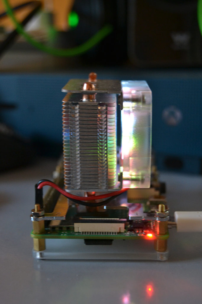 Raspberry Pi 4 con el disipador Blink Blink ICE Tower Cooler desde un lateral